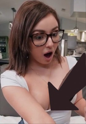 Милашка первый раз увидела вживую большой член и захотела его